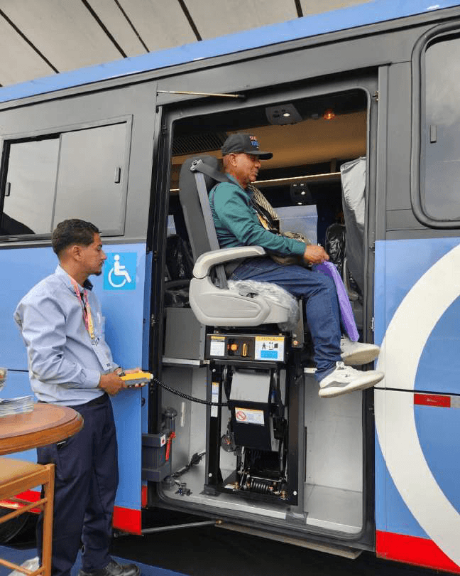 Frota acessível da Emanuel com elevador embarcado em operação